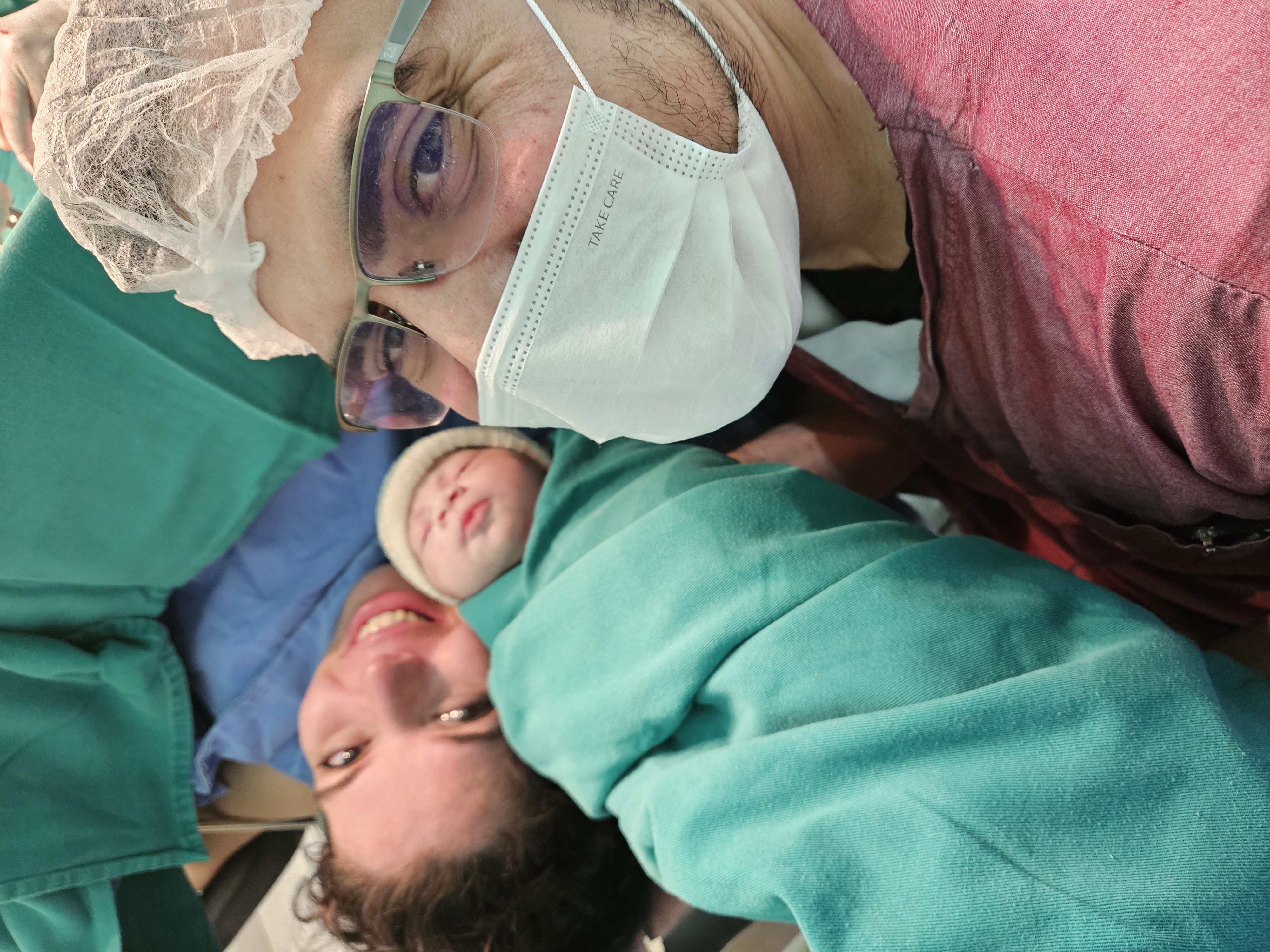 Hiago, Isabela e Antonela recém-nascida