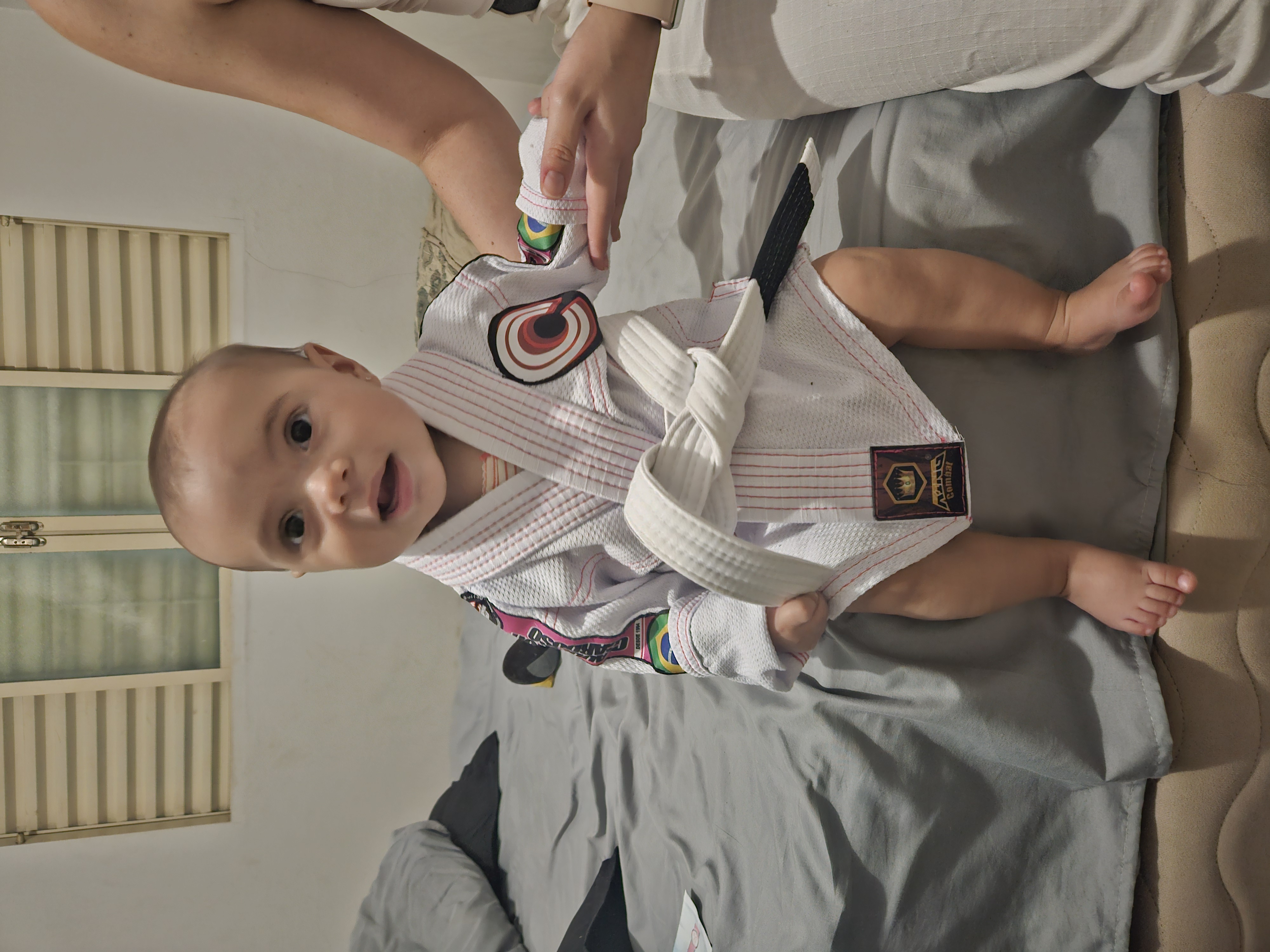 Antonela de kimono sorrindo